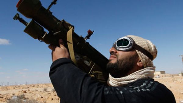 وشهدت درنة سقوط طائرة حربية الاثنين ومقتل قائدها في غارات على موقع لداعش