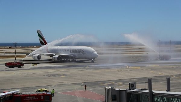 لقيت طائرة الإمارات الإيرباصA380  لدى وصولها إلى نيس استقبالاً تقليديا برشاشات المياه
