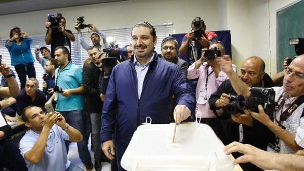 Lebanese former prime minister Saad Hariri (C) casts his vote for the municipal elections on May 8, 2016. (AFP/File)