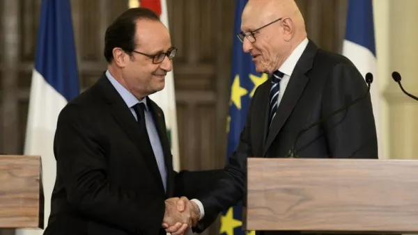 Lebanese Prime Minister Tamam Salam (R) and French President Francois Hollande shake hands as they give a joint statement following their meeting in Beirut on April 16, 2016. (AFP/Stephane de Sakutin)