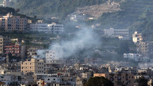 Smoke rises from clashes in Lebanon's Ain al-Hilweh's Palestinian refugee camp, 8 April 2017. (AFP/Mahmoud Zayyat)