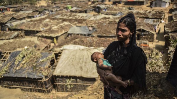 Rohingya refugees from Myanmar waiting for food aid in Kutupalong refugee camp near Cox's Bazar, Bangladesh (Shutterstock/File Photo)