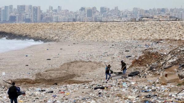 Hunters shoot down seagulls that are attracted by the garbage at the Costa Brava dump, on January 14, 2017 near Beirut's International Airport. (AFP/Anwar Amro)