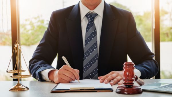 4% من النساء اللائي خن أزواجهن عملن بالمحاماة