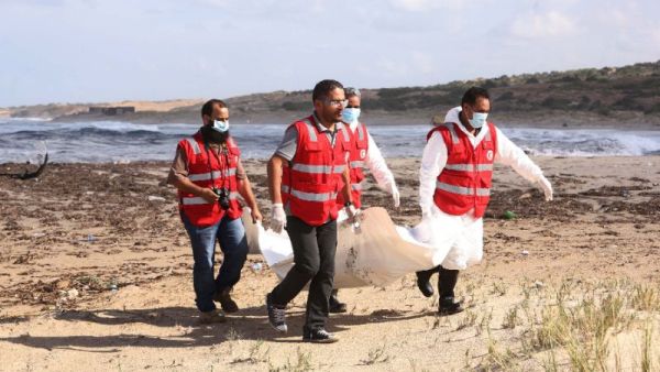 Libyan Red Crescent personnel work on recovering the bodies of 14 people thought to be migrants that were discovered in Khoms, some 120 kms east of Tripoli, on October 25, 2015. (AFP/Mahmud Turkia)