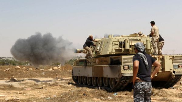 Forces loyal to Libya's UN-backed unity government fire from a tank in Sirte's centre towards Ouagadougou as they advance to recapture the city from Daesh on June 10, 2016. (AFP/Mahmud Turkia)
