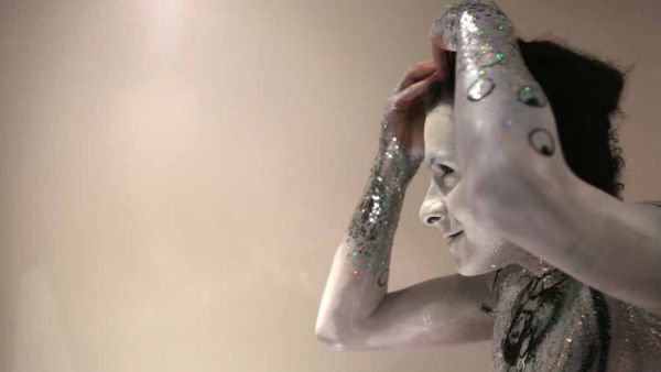 Hans, a 22-year-old Lebanese drag queen, prepares himself for a show. January 15, 2016. (AFP/Patrick Baz)
