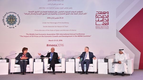 نخبة من الاقتصاديين وقضايا متنوعة