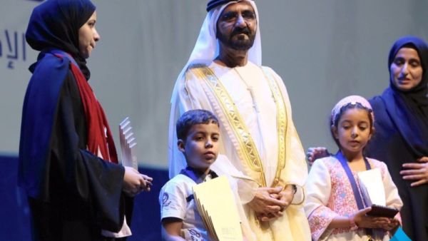 الفائزان في صورة تذكارية مع الشيخ محمد بن راشد آل مكتوم