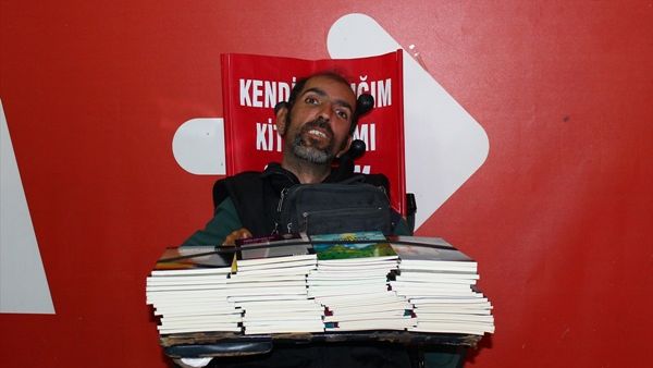 شاب تركي مقعد يؤلف 15 كتابا باستخدام اصبع وحيد