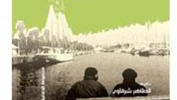 عجائز قاعدون على الدكك