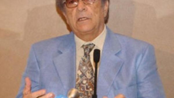 الكاتب أنيس منصور في ذمة الله