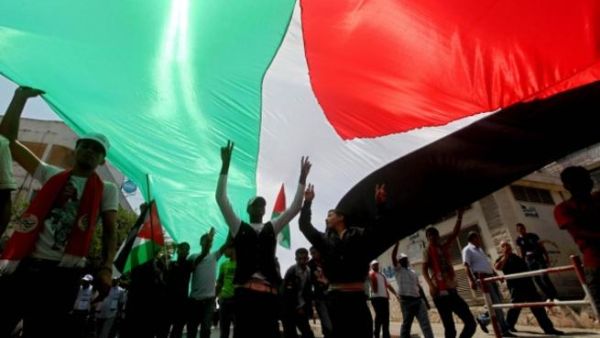 العلم الفلسطيني على الاكتاف