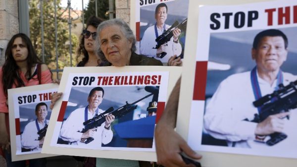 Israelis protest against Philippine President Rodrigo Duterte's visit to Israel as they stand outside the presidential compound in Jerusalem on September 4, 2018, during Duerte's meeting with his Israeli counterpart. 
GALI TIBBON / AFP