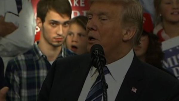 Plaid Shirt Guy Reaction To Donald Trump Speech (Twitter)