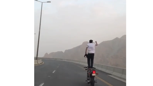 A video recorded for a Saudi man while standing on his motorcycle while driving between Ta'if and Mecca on a highway.