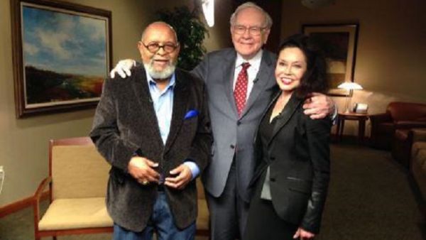 Warren Buffett (C) appears with the bidder who pledged $2.68 million in exchange for a lunch date with the billionaire investor. (UPI)