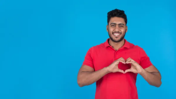 قد يظهر رجل العقرب للكل بأنه غير عاطفي ولكنه في الحقيقة هو غير ذلك
