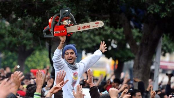 A protestor brandishes a chainsaw in a gallows humor reference to the murder of journalist Khashoggi (Socialmedia)
