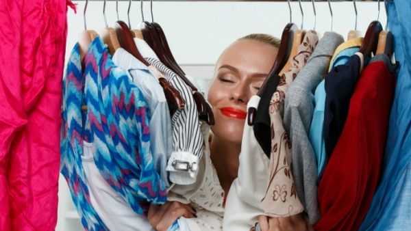 أثناء عملية الشحن، يتم رش الملابس الجديدة بمواد حافظة