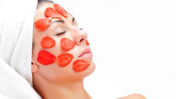 قناع الفراولة يفتح البشرة ويوحّد لونها

