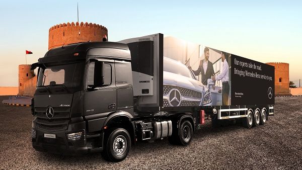 the Mercedes-Benz Mobile Service Truck breaks the barrier of a fixed location, providing a facility similar to any Mercedes-Benz workshop. 