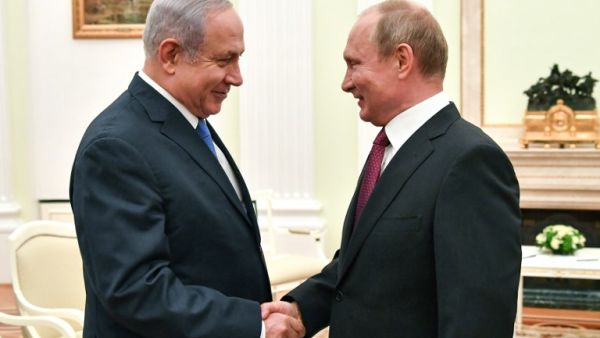 Russian President Vladimir Putin (R) shakes hands with Israeli Prime Minister Benjamin Netanyahu during their meeting at the Kremlin in Moscow. (AFP/File)