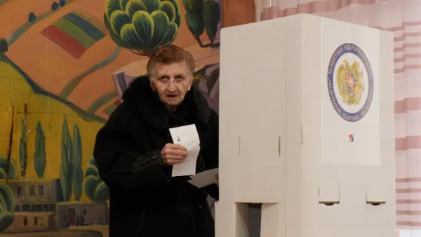 A woman votes during early parliamentary elections in Yerevan on December 9, 2018. (Karen MINASYAN / AFP)