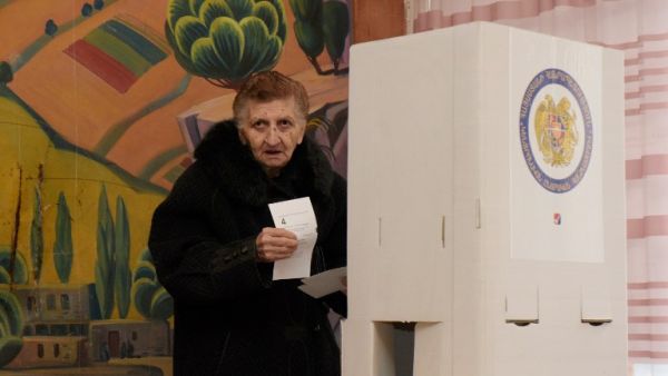 A woman votes during early parliamentary elections in Yerevan on December 9, 2018. (Karen MINASYAN / AFP)
