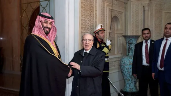 Tunisian President Beji Caid Essebsi (R) shakes hands with Saudi Arabia's Crown Prince Mohammed bin Salman. (AFP/File)