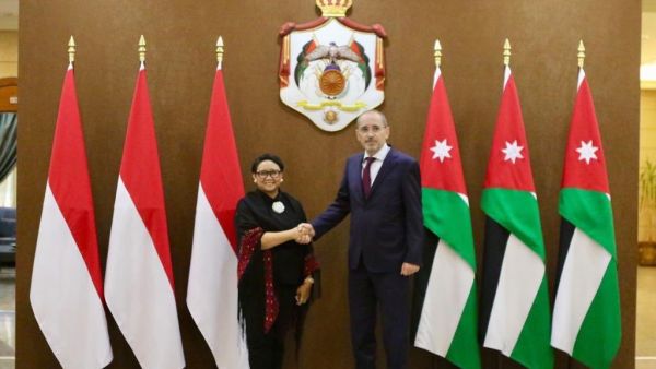 Foreign Minister Ayman Safadi (left) with the Indonesian counterpart Retno Marsudi on Tuesday in Amman (Twitter/ @AymanHsafadi)