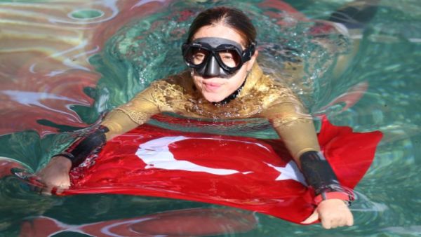 The first Turkish woman to dive without air tanks in Antarctica. (Twitter)