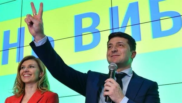 Ukraine's leading presidential candidate Volodymyr Zelensky shows the "V" for victory sign after the first exit poll results. (AFP/ File)