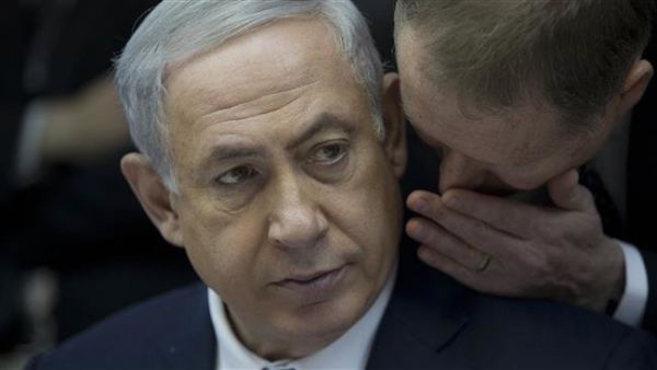 Israeli Prime Minister Benjamin Netanyahu listens to his spokesman Boaz Stambler. (AFP/File)