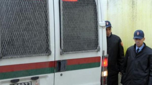 الشرطة تنقل المتهمين للمحكمة/أ.ف.ب