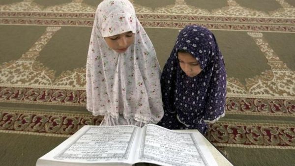 عبأت السلطات مئات الآليات لفك العزلة وتخليص الطرق من الثلوج