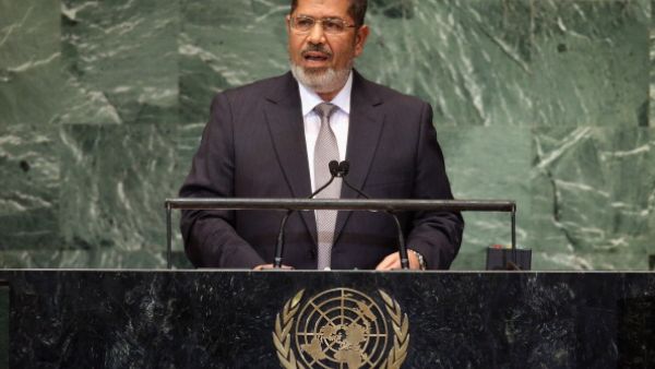 إدراج مرسي و بديع، المحبوسين على ذمة عدد من القضايا، على قوائم الإرهاب