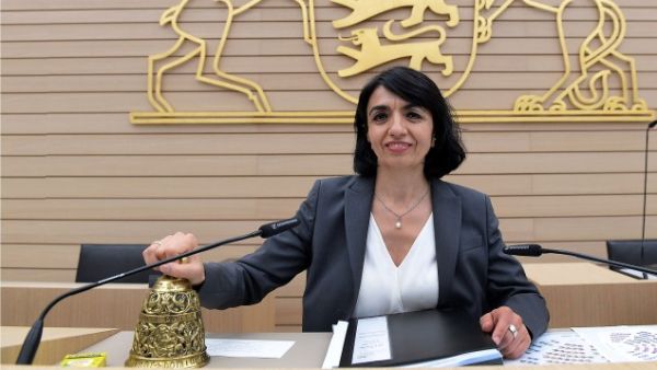 درست آراس العلوم الاقتصادية لتفتح بعدها مكتب استشارات في الضرائب والمحاسبة

