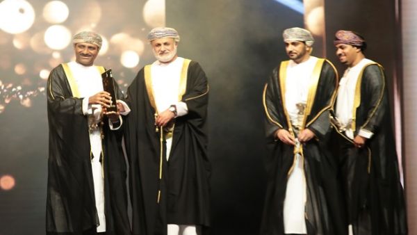 البنك يتسلم الجائزة