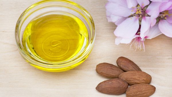 استخدمي قليلاً من الزيت على منطقة العين
