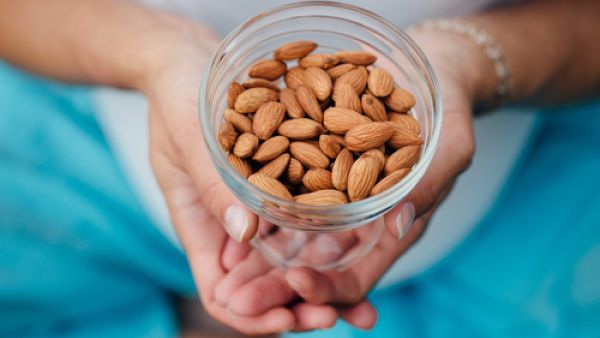 اللوز غني بفيتامين E وأوميجا ٣ الذي تحتاجه الأم لزيادة لبن الثدي
