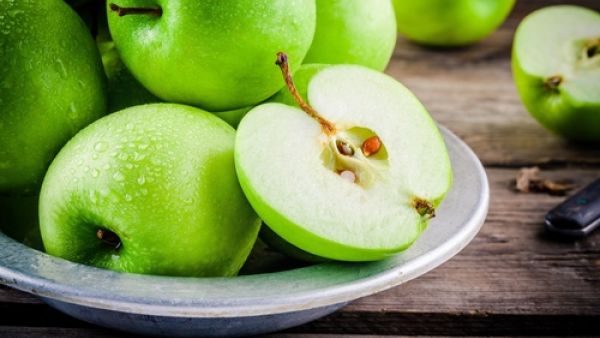 يُعد زيت بذور التفاح لها دورٌ كبير تحسين المظهر العام للجلد

