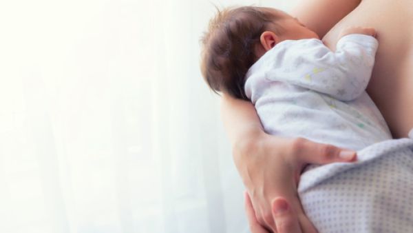 بعد الانتهاء من الرضاعة تشعر الأم بطراوة الثدي وهذا مؤشر أن حليبها يكفي