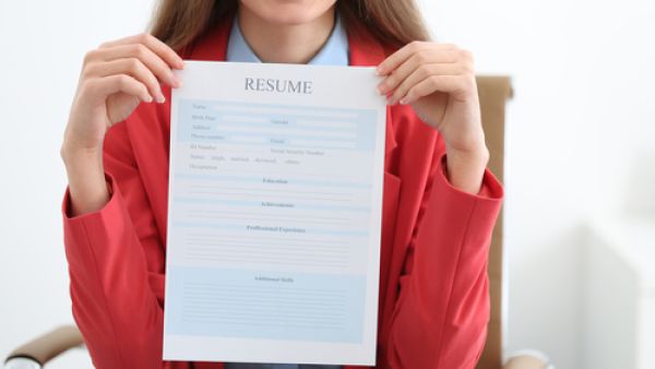 تستخدم السيرة الذاتية عند التقدم لأمر ما مثل التقدم لوظيفة أو لمعهد تعليمي 