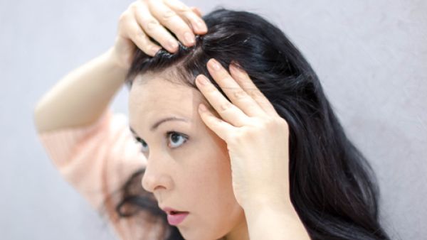 يعمل زيت شجرة الشاي على تقليل إفراز الزيوت الزائدة في فروة الرأس

