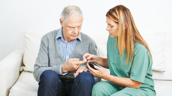 الأفضل لأصحاب مرض السكري عدم الإفراط في تناول الأطعمة المليئة بالسكريات 