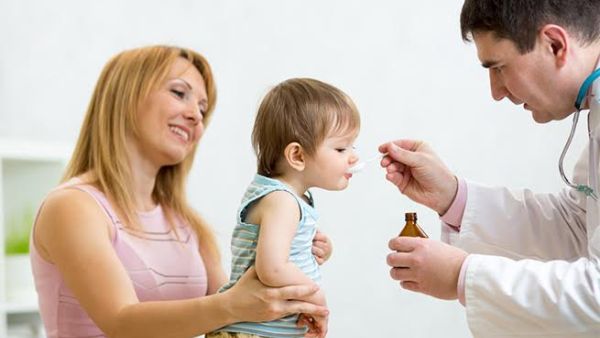 اعطي الطفل الدواء على جرعات صغيرة شيئاً فشيئاً