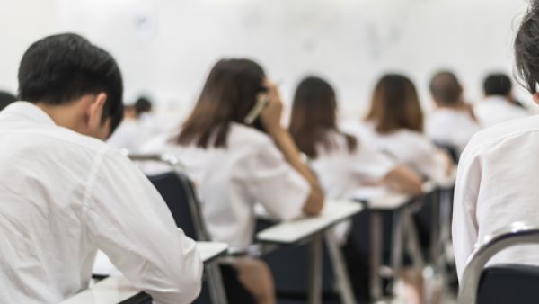 يعيش الطالب فترة قلق كبير خلال الامتحانات ويجد الأهل أنفسهم في صراعٍ

