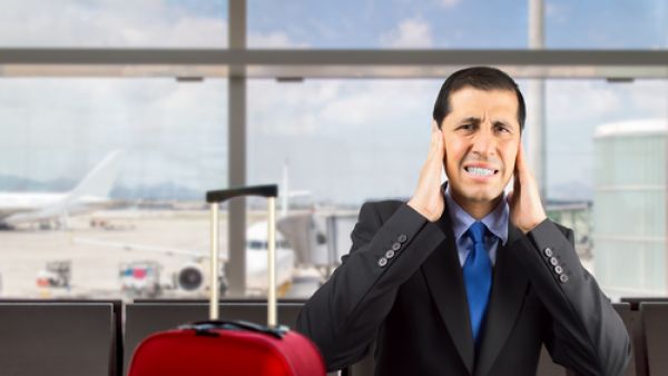 صّ السكاكر أو امضغ العلكة. فهذا يساعد على الابتلاع وفتح القناة السمعية