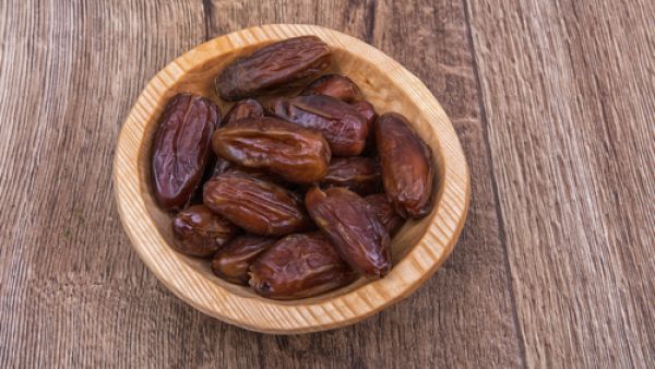 يعمل التّمر على تنظيم نسبة السكّر في الدّم
